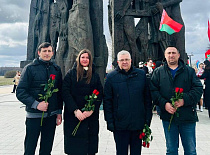 Митинг-реквием и возложение цветов к "Вратам памяти" мемориального комплекса Тростенец